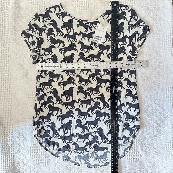 NWT H&M Short Sleeve Blouse With Black Horse Pattern Size 2 - Picture 6 of 7